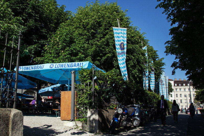 Löwenbräu Biergarten - Seiteneingang